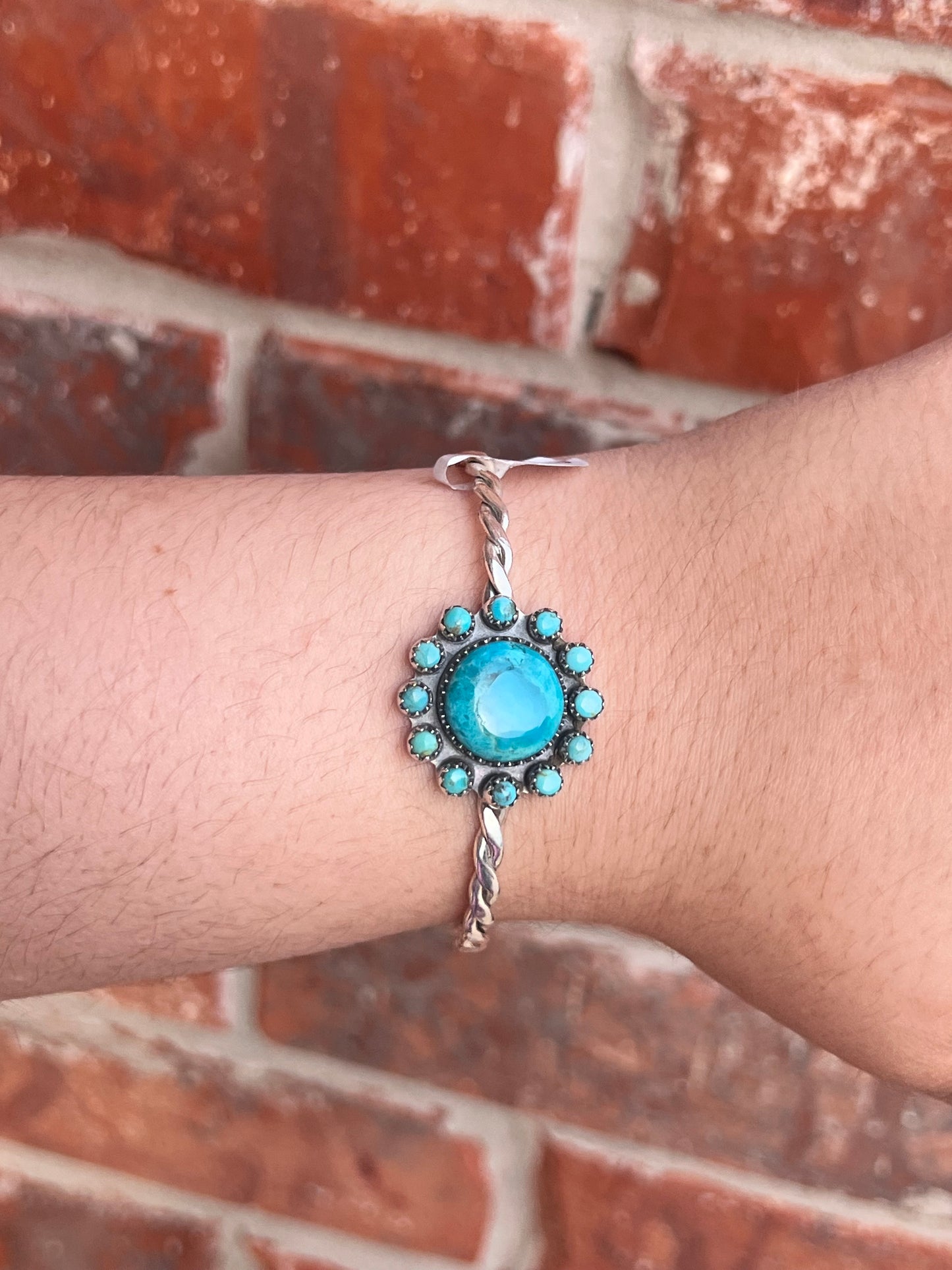 Round stone cuff
