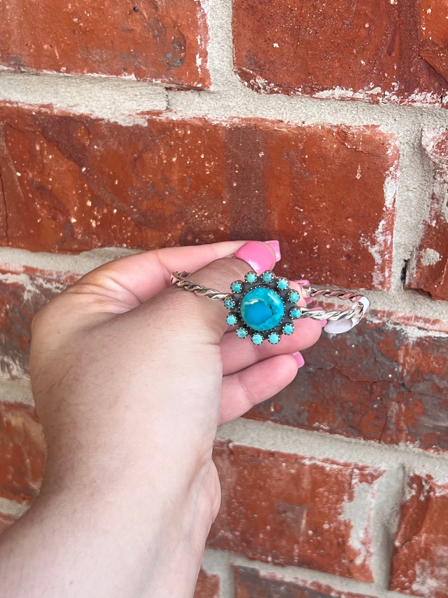 Round stone cuff