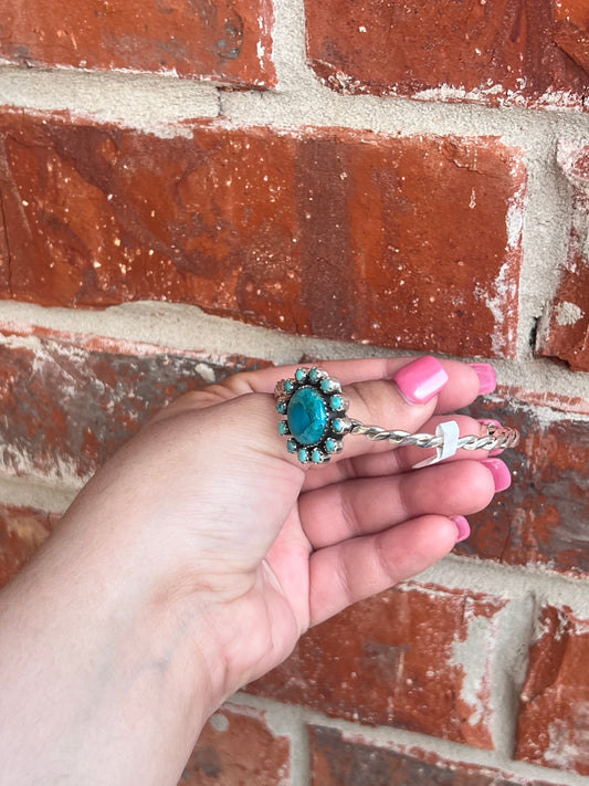 Round stone cuff